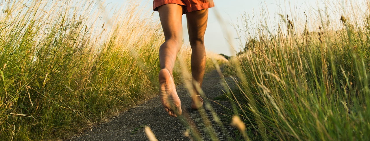 Marcher pieds nus a des effets bénéfiques