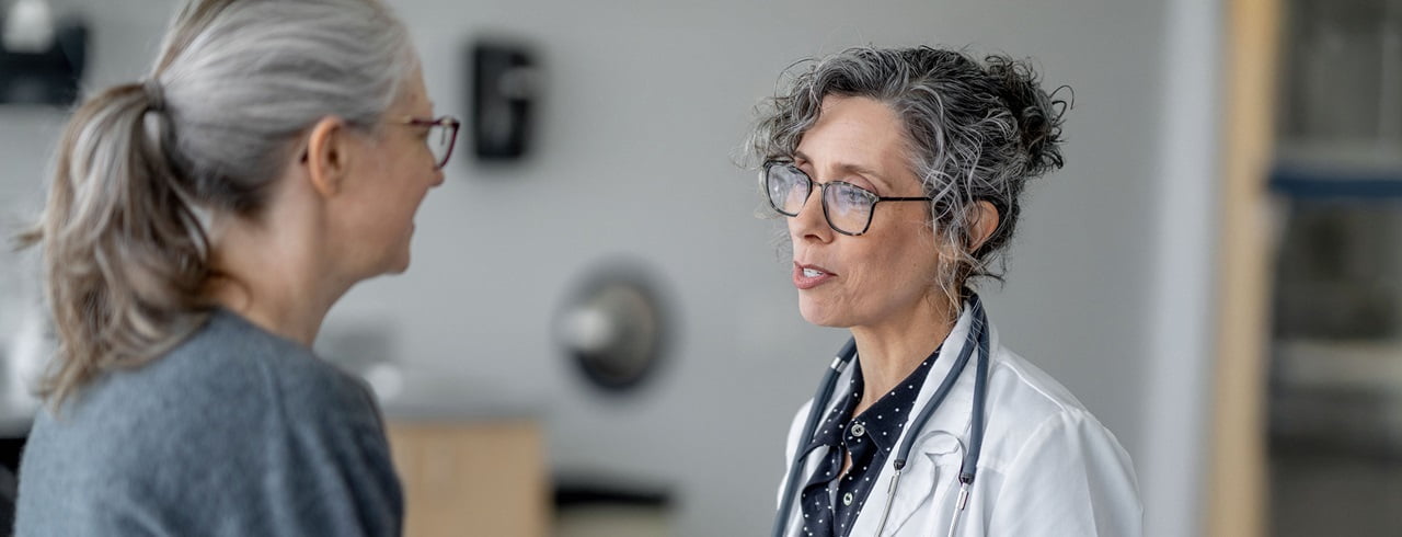 Spital: Gespräch zwischen Ärztin Patientin