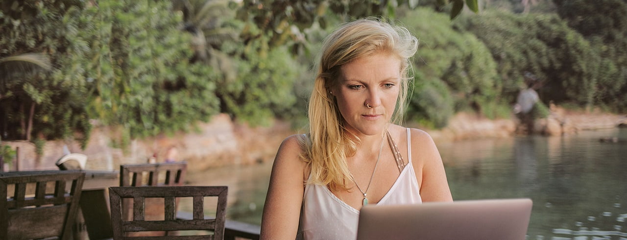 Frau im Urwald am Arbeiten