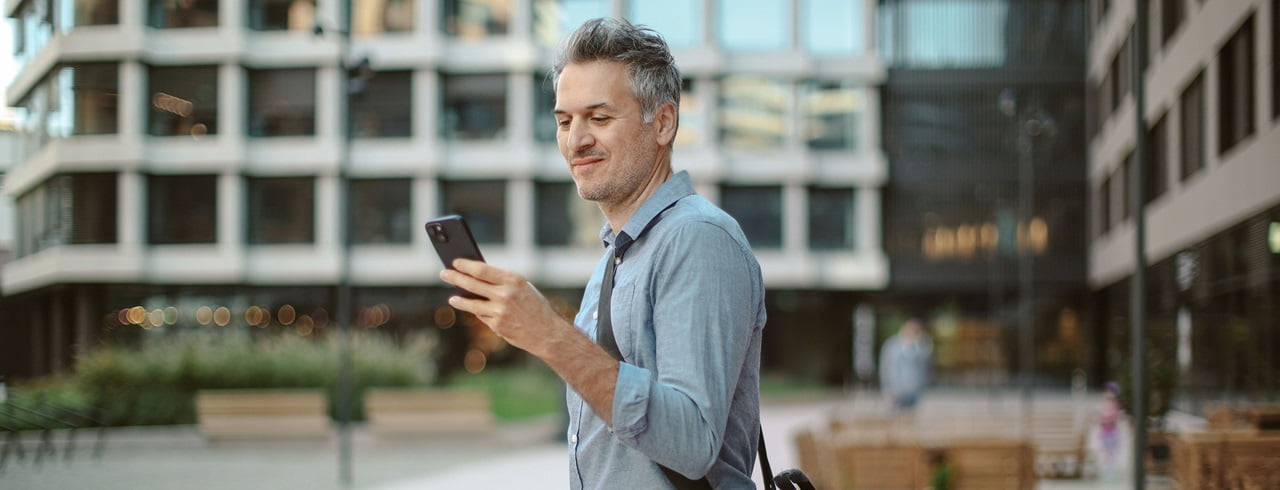 Mann unterwegs Smartphone