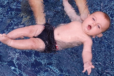 Baby macht Erfahrungen im Wasser