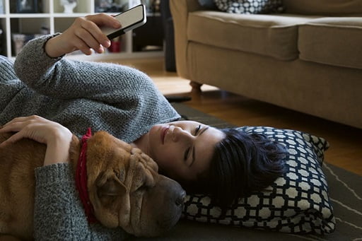 Frau kuschelt mit ihrem Hund