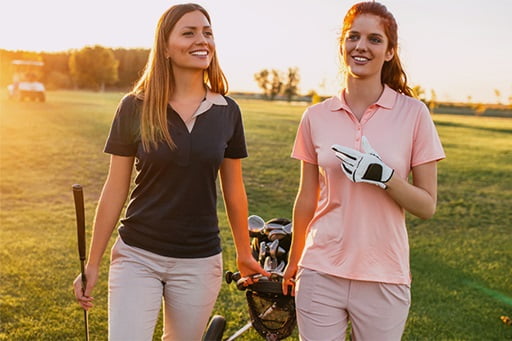 Zwei junge Frauen auf dem Golfplatz