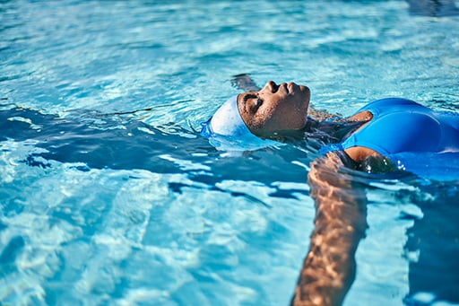 Frau mit Bademütze im Swimming Pool