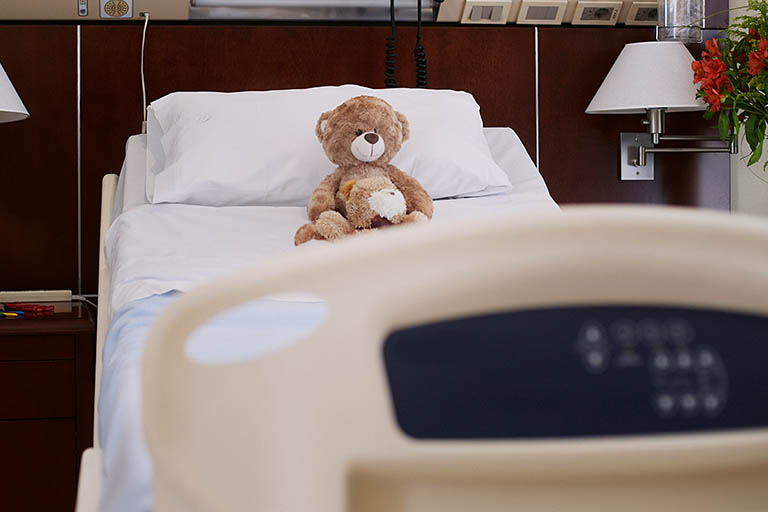 Teddy auf Spitalbett