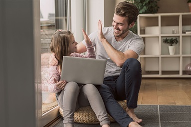 Vater und Tochter zu Hause