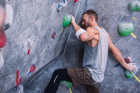 Mann beim Bouldern