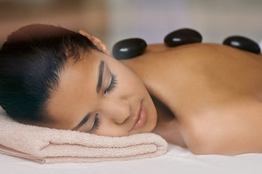 Frau entspannt bei Hotstone Massage