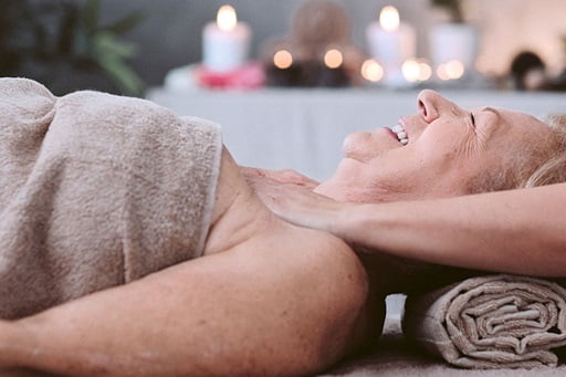 Ältere Frau entspannt bei Massage