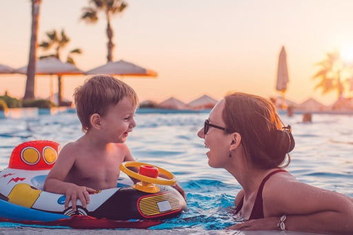 Mutter und Kind geniessen Ferien im Pool