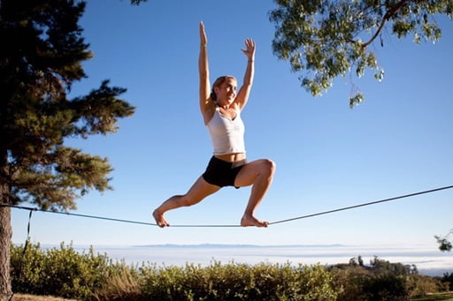 Balancieren auf dem Seil - Slackline Yoga