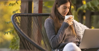 Donna rilassata sul lavoro