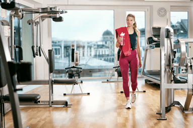 Frau im Fitnessstudio